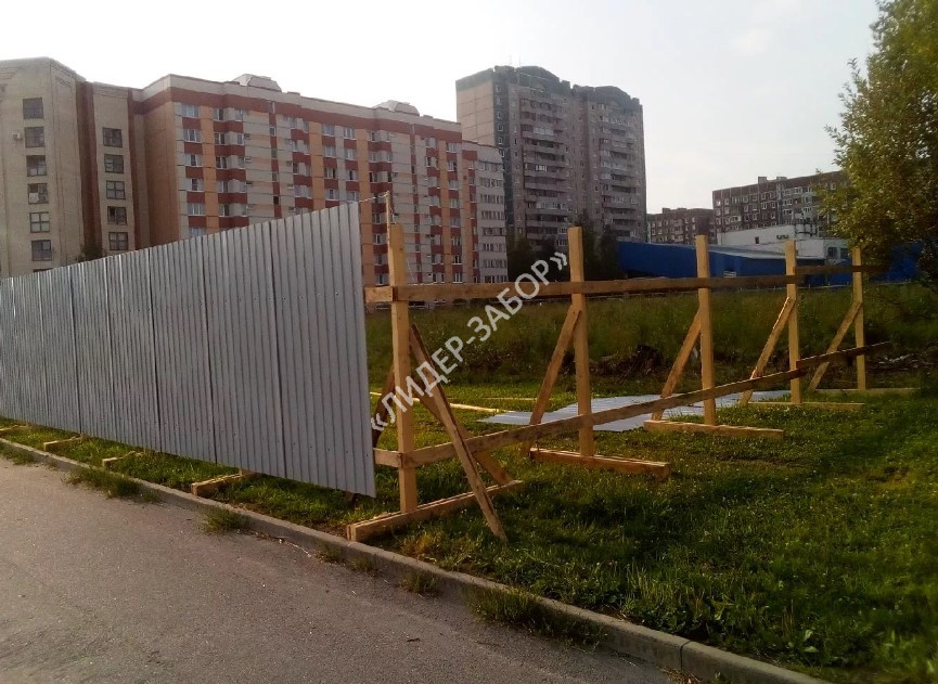 Купить Временный забор для стройки из профлиста в городской черте
